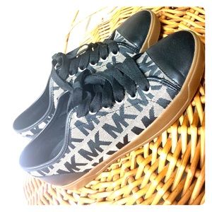 Size 7 micheal kors shoes